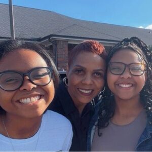 Meet your Posher, Triple S!
We’re a mom and daughters team who adores fashion!